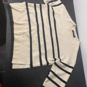 Säljer denna randiga stickad tröja från vero Moda i storlek s❤️tror jag köpte för 400