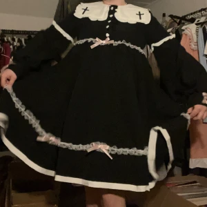 Lolita ROMWE klänning - HELT OANVÄND lolita klänning från Romwe!🎀 Köpte i somras, har hållit på den för den är så fin, men har inte använts så den förtjänar ett nytt hem!🎀