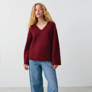 Stickad tröja  - Säljer min vinröda stickade tröja från Gina, storleken är slutsåld på hemsidan, använd fåtal gånger och nypris 400kr, kom privat för fler bilder💕 Tryck inte på köp nu!!