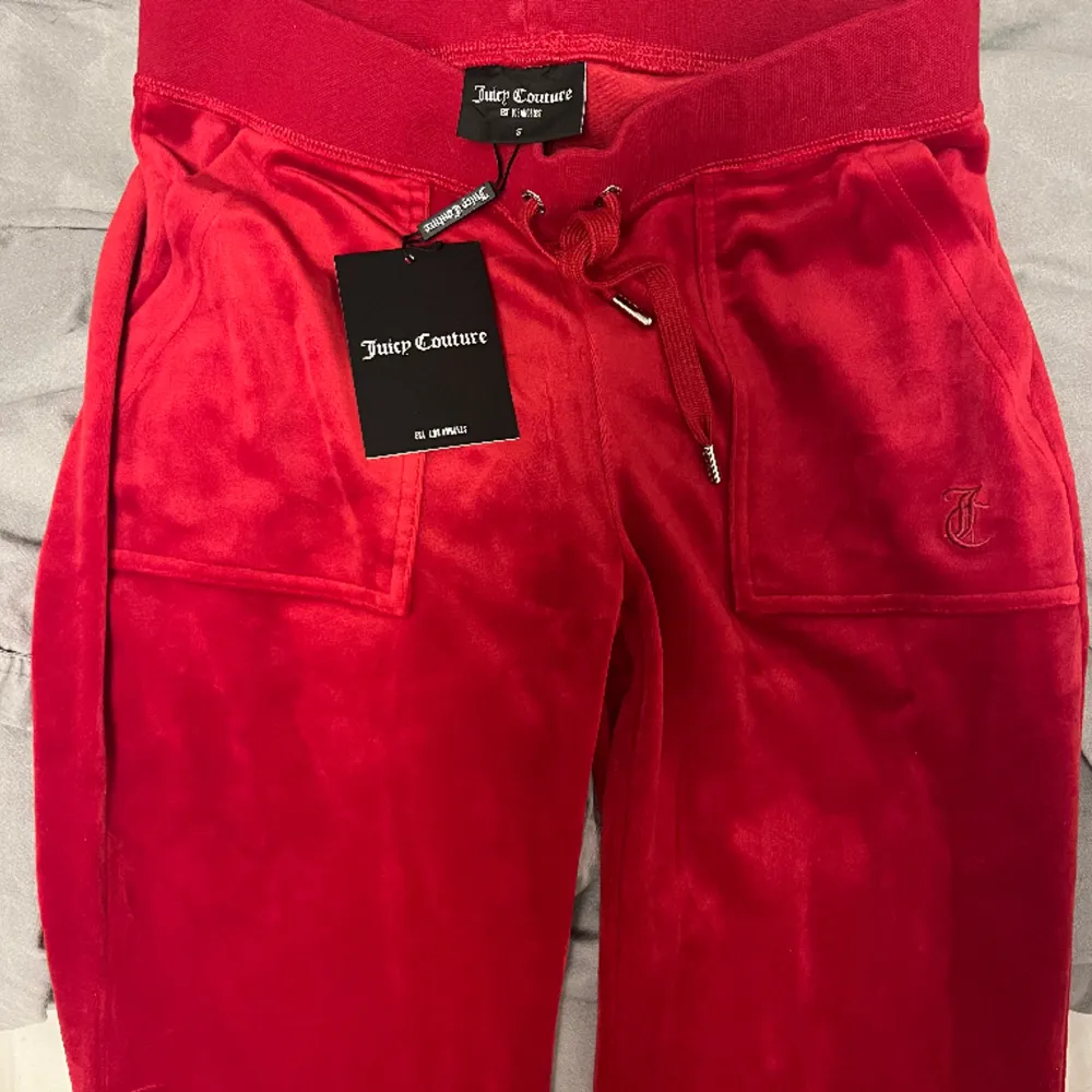 Säljer dessa röda juicy couture byxor i storlek S då dom är för stora för mig. Helt nya och oanvända med prislapp kvar. Jeans & Byxor.
