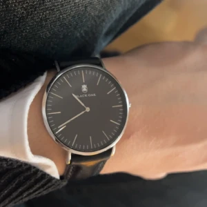 Black oak klocka - En Black oakklocka som jag säljer åt min bror då han inte använder längre. 