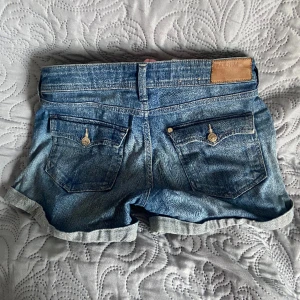 Lågmidjade jeansshorts  - Lågmidjade jeansshorts från hm. Säljer pga att de är för stora annars jätte bra skick.