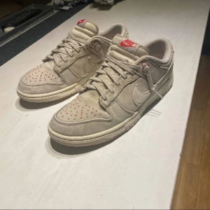 Nike dunks  - Ett par feta Nike dunk low i storlek 45, Nike dunk ”light orewood Brown sashiko”, skick 7/10, köpa nya 3000+ kr mitt pris 1100