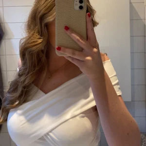 Vit omlott topp - !!!!TRYCK INTE PÅ KÖP NU!!!! Frakt:43kr Betalning sker via swich Vit omlotttopp☺️