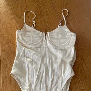 Sexig body zara - Jätttesnygg body från zara, nästintill oanvänd