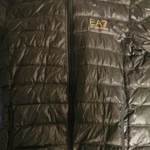 Armani Jacka  - Säljer min Armani Jacka som inte alls används. Priset går att diskutera. Storleken är 2xl men passar L, den är väldigt liten i storlek. Skick på jackan är 10/10