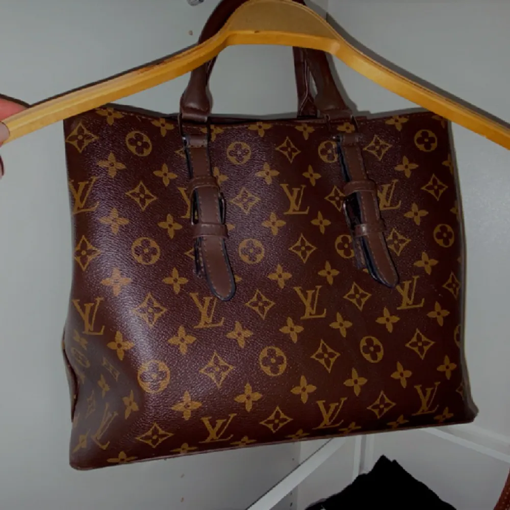 Fin kopiaväska av Louis Vuitton 🤎🤎 Använd men i gott skick.  Dragkedja har gått sönder men går att laga.. Väskor.