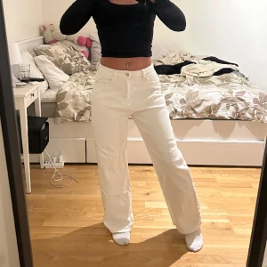 Vita jeans - Jättefina vita jeans i strl L, men skulle säga att de sitter som S. Endast använda en gång!