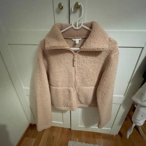 Hm teddy jackan - Säljer den jätte snygga Teddy jackan från hm i en Bech färg men lite åt det mörkare hållet, jätte snygg. Aldrig använd och kommer tyvärr inte till användning. Kan gå ner i pris vid snabb affär.