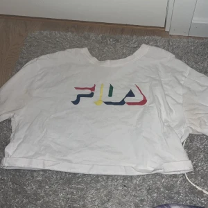 Fila magtröja - Basic vanlig magtröja från fila. Kan andvöndas för träning eller vanligt. 