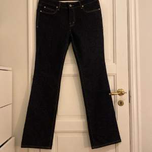 Ett par jättefina bootcut jeans med design på bakfickorna, använda bara en eller två gånger.