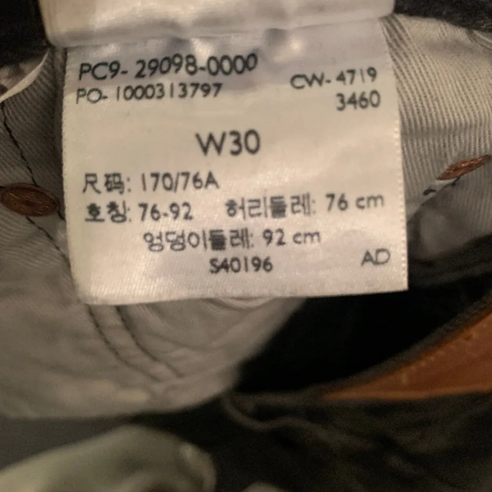 Använt de sen juli, (ca 6 månader) ett par gråa Levi’s 501 i storlek 30/30. . Jeans & Byxor.