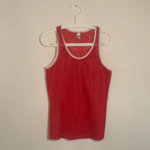 Nätlinne - Rött nätlinne med vitt kant:)