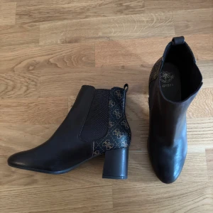 Boots  - Helt nya märkesskor som aldrig använts. Märket är Guess och storleken är 38. Finns matchande nu väska också vid intresse!  
