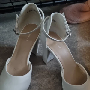 Vita skor - Vita klackar i storleck 38. Jättefina men har inte haft mycket användning med dom. 