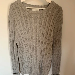 Sweatshirt  - Grå sweatshirt i mycket bra skick  Storlek XL 100% Bomull 