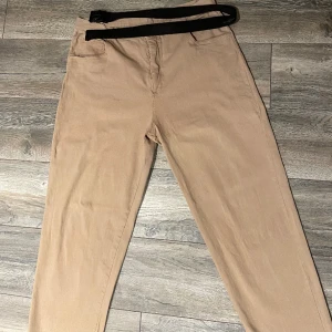 Beiga Byxor baggy - Hej säljer mina beiga byxor som sitter riktigt fint om man gillar lite mer baggy! Cond 8/10 