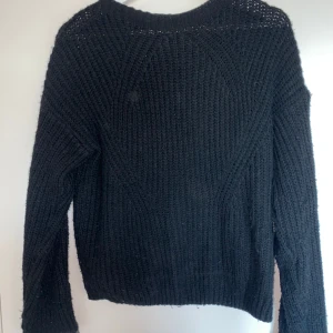 Stickad tröja  - Kommer ej till användning (obs! varan är ej tvättad på bilderna skickas självklart tvättad) 