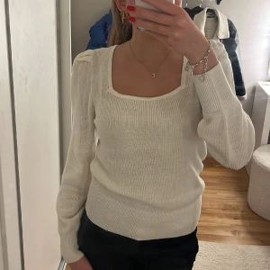 Stickad fintopp - Jätte fin tröja som jag fick i present förra året men den kommer tyvärr inte till andvänding💕