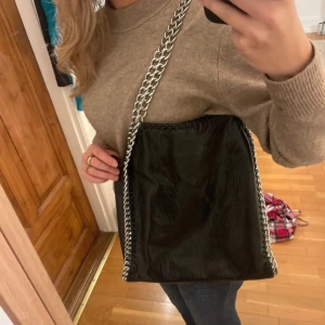 Tiamo skinväska - Säljer mina superfina Tiamo väska, använd fåtal gånger, som ny. Passar perfekt som skolväska då dator och block får plats!