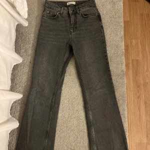 Jeans - Säljer nu mina fina gråa jeans från Ginatricot i storlek 32. Säljer pga av de blivit för små för mig🫶🏻(frakten stämmer ej) 