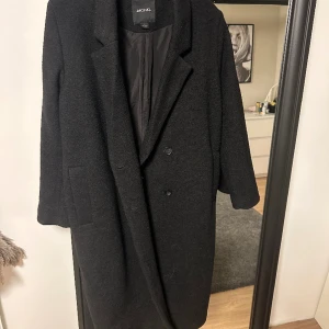 Lång kappa - Lång kappa från monki. Bra skick 