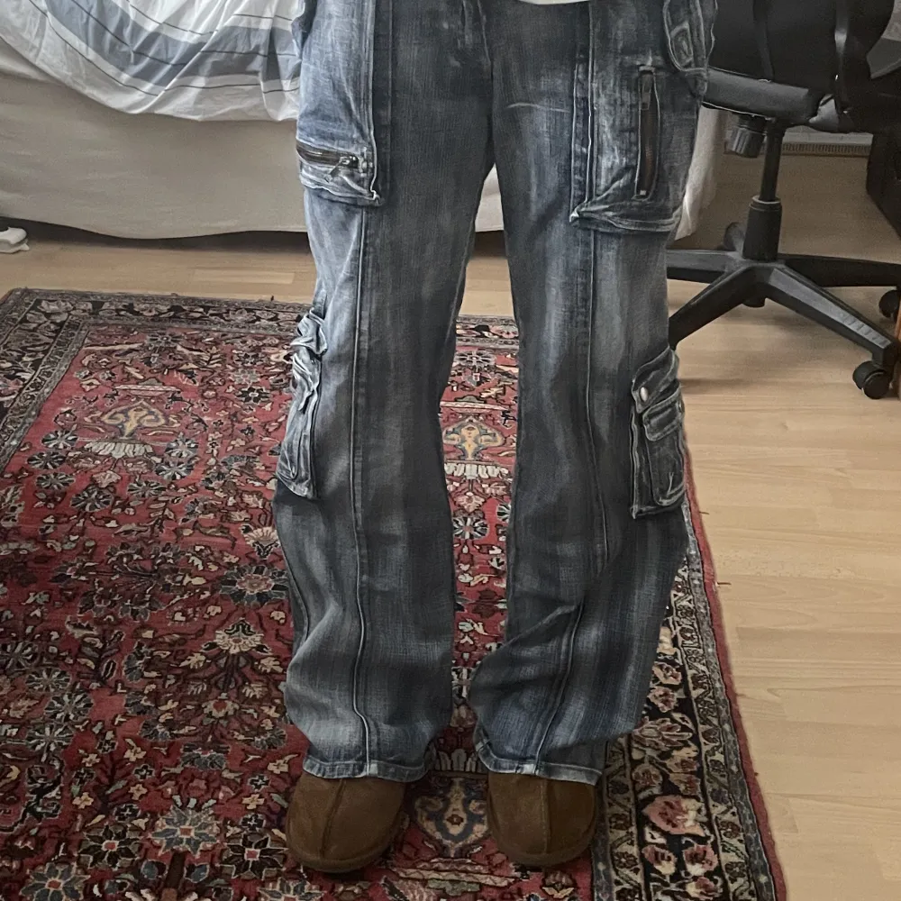 Ett par asfeta flair jeans med mycket detaljer och galen wash. Passar typ storlek 32. Jeans & Byxor.