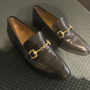 Loafers äkta skinn Marzio - Använda högst 3 gånger. Säljs pga för små. Nypris ca 2500kr.  Inköpta på Marzio år 2023 på Nybrogatan, Östermalm i Stockholm www.marzio.se. Kartong medföljer