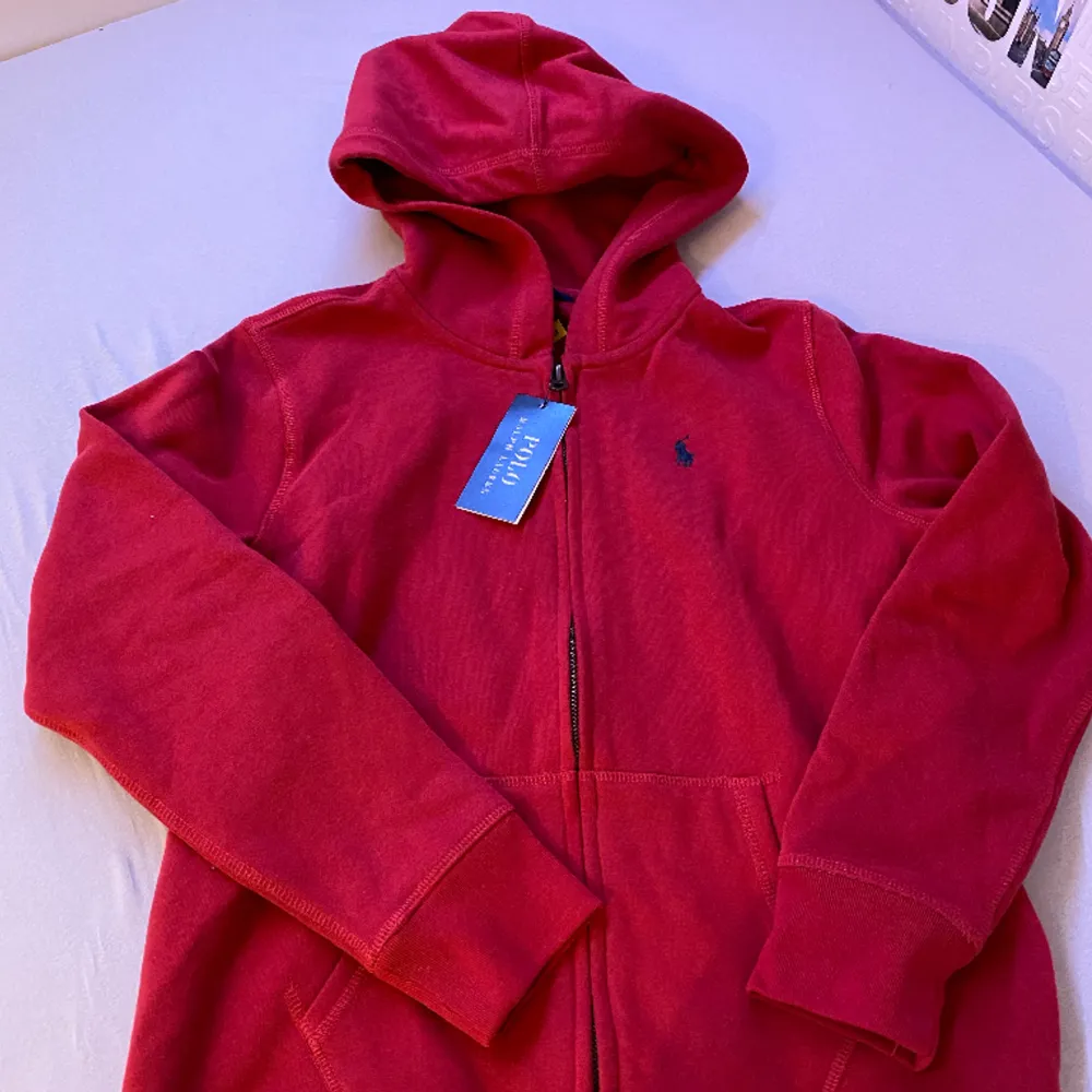 Säljer min helt nya och oanvända polo Ralph Lauren röda zip tröja, nypris är 1000kr. Hoodies.