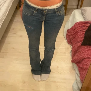 LÅGMIDJADE JEANS - Ett par zara jeans som jag har sytt om, sitter helt perfekt på mig, men någon cm för långa på mig. Liknar ltb jeans!! Innerben 84, midja 78  Hör av er vid funderingar, använd gärna köp nu ❤️ Kan kanske gå ner i pris vid överkommerlse! 