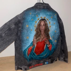 Handmålad jacka - Handmålad jacka med Beyonce. Lapparna kvar.