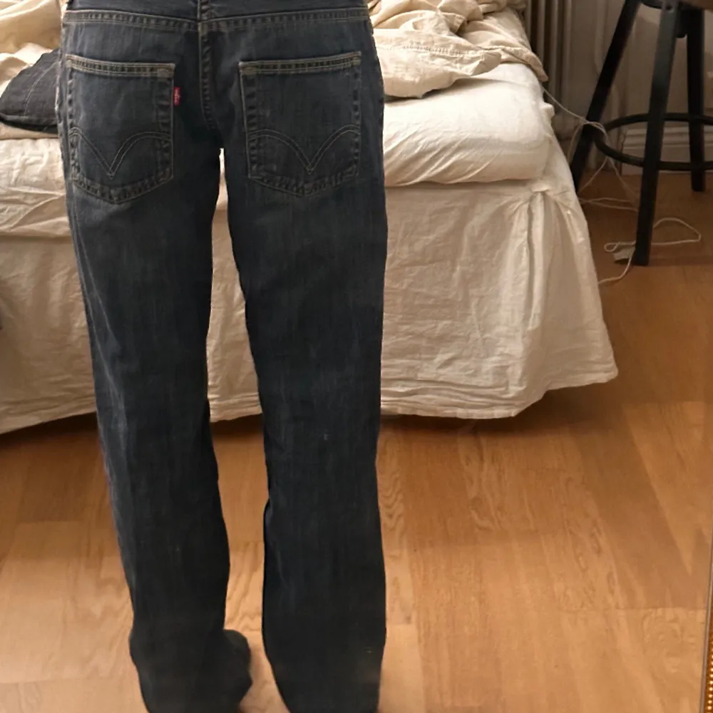 Ett par super snygga Levis jeans, super fin blå färg. Storlek 32w, men passar mig som brukar kunna ha 26-27 i waist. Jag är 167 och det passar längd vis.. Skriv till mig för mer bilder och exakta mått. Budgivning men om du har pris förslag skriv💗. Jeans & Byxor.