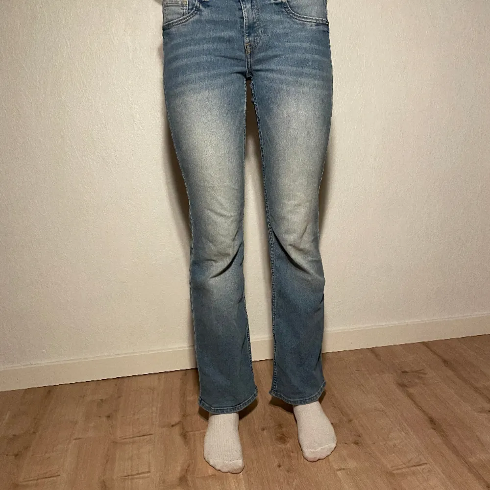 Det här är ett par jeans som är low waist bootcut. Dom har tyvärr blivit förkorta för mig jag är  ca 175. Dom har inga framfickor. Jag har använt dom 3 gånger så dom är som nya. Köparen står för frakten.. Jeans & Byxor.