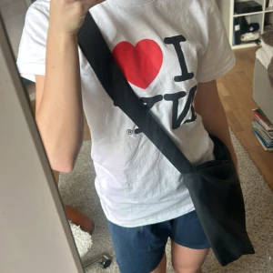 svart axelväska 🌟 - En svart axelremsväska som man kan ha som datorväska eller annat 😊 Köpt på loppis för 100kr. Varan är mattsvart och har ett par skrapor på framsidan 🖤