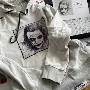 Limitato joker hoodie - Mysig och fin limitato hoodie. Skick 8,5/10, Detta för att det finns en liten fläck som knappt syns. Annars är den i jättefint skick. Ställ gärna frågor! Nypris: 2500