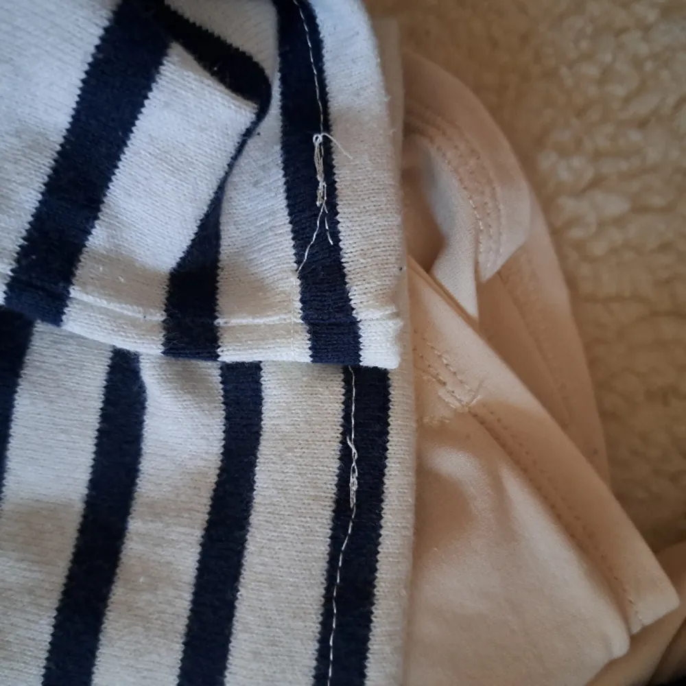Säljer denna randiga tröjan, jag har ställt in att det är en skjorta så det blir fri frakt. Jag har sytt om den så den är kortare, därför finns det några sy fel (se bild 3) men man märker inte.. Skjortor.