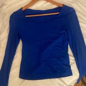 Klarblå slimfit tröja - Formar sig så fint på kroppen. Aldrig använd pga osäker kring färgen på mig men den är så så fin!