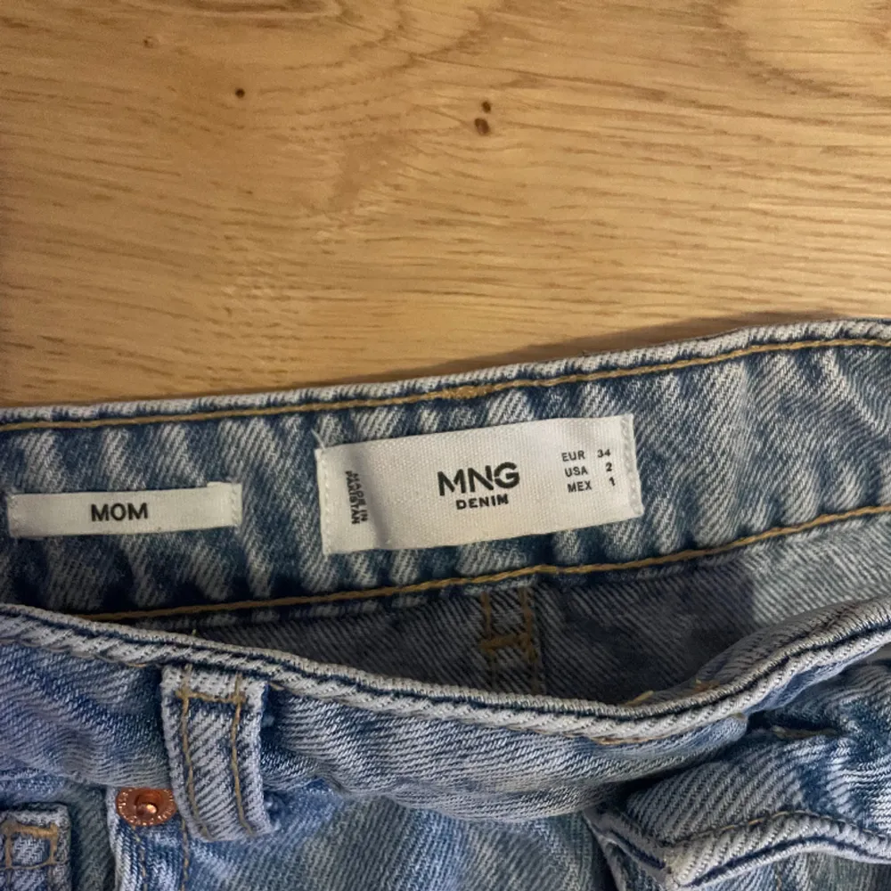 Jeansshorts från Mango. Köpta förra sommaren , kom aldrig i användning denna sommar. Därav säljer. Shortsen är använda fåtal gånger, nyskick.. Shorts.