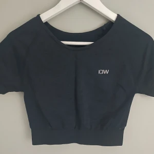 Tränings t-shirt - Verkligen superbra skick. Den är lite blå i färgen och från märket icaniwill. Knappt använd. Använd gärna köp nu🫶