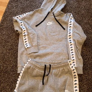 NIKE tvådelad Tracksuit M - Tvådelad dress med hoodie & byxa med NIKE revärer Funkar för både tjej & kille Mycket gott skick, knappt använt! Finns i Skogås 🏡 https://sportsman24.com/nike-tracksuit-club-flc-gx-hd-trk-suit-grey-dm6838-063