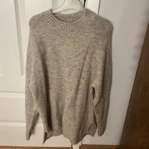 Stickad tröja  - Säljer denna snygga tröja 