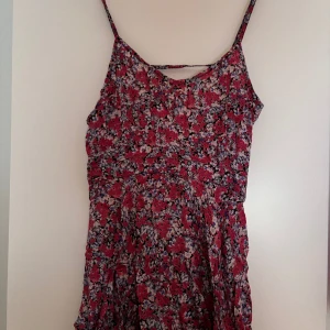 Blommig sommarklänning - Blommig klänning med snygg rygg från Bikbok. Bra skick. Lätt och luftig, perfekt för varma sommardagar. Storlek S