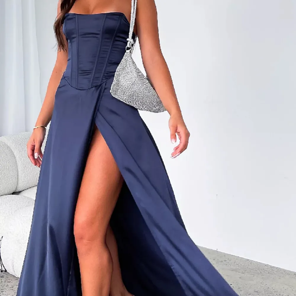 En balklänning i storlek S från White fox beauty. ”Feel Like Dancing Maxi Dress Navy” nypris cirka 749 + 350 (frakt och tull) storlek S. Mekot.