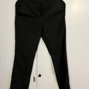 Kostymbyxor - Från h&m jättefina är slutsålda över allt. De är i färge mörk grön. Sitter jättefint på! 