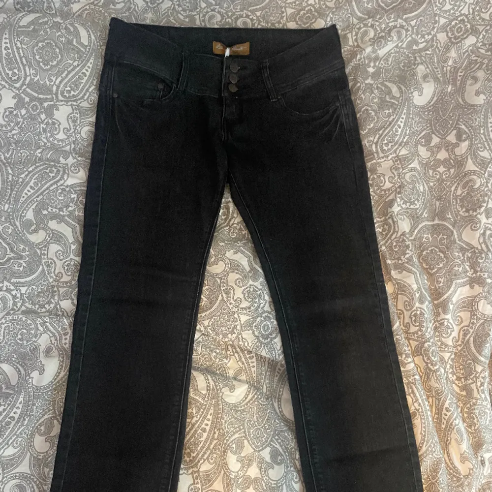 Svarta raka midrise jeans köpta på Sellpy och men aldrig använda av mig, därav lappen kvar.. Jeans & Byxor.
