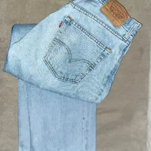 Knappgylf, Levis jeans! Fint skick, litet rivmärke under höger ficka (se sista bilden) högmidjade W30 L30
