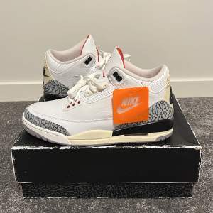 Air Jordan 3 Retro ’White Cement Remimagined’ - Perfekt replika 1:1. Höj din stil med dessa snygga skor som smidigt kompletterar olika outfits. Otroligt pris - prutmöjlighet finns. Missa inte chansen! OANVÄNDA