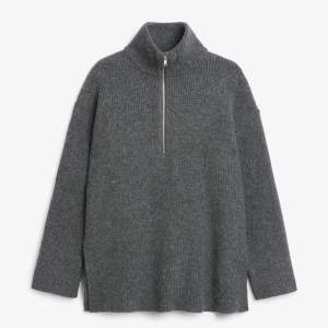 Säljer denna stickade zip tröjan från Monki. Köpt för 499 kr. Använd några gånger och är lite nopprig men fortfarande fin, se sista bilden, därav priset.