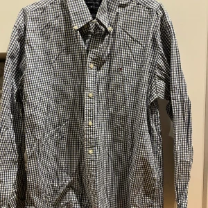 Tommy hilfinger skjorta  - Blå vit rutig skjorta Tommy hilfinger storlek medium fint kvalitet på tyget 