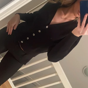 Kofta - En jättesnygg kofta, men as snygga knappar som gr koftan lite extra ! Bra skick! 💓💓 (köparen står för frakt)